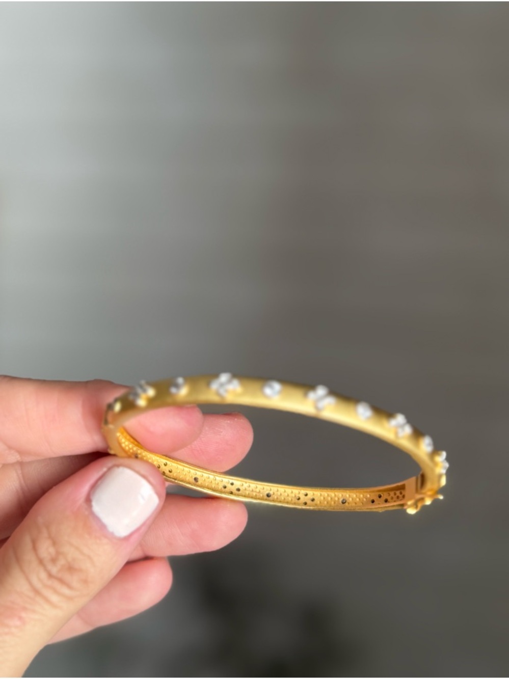 Freida Rothman 925 Gold Clover oval hinge Bangle - Picture 3 of 6